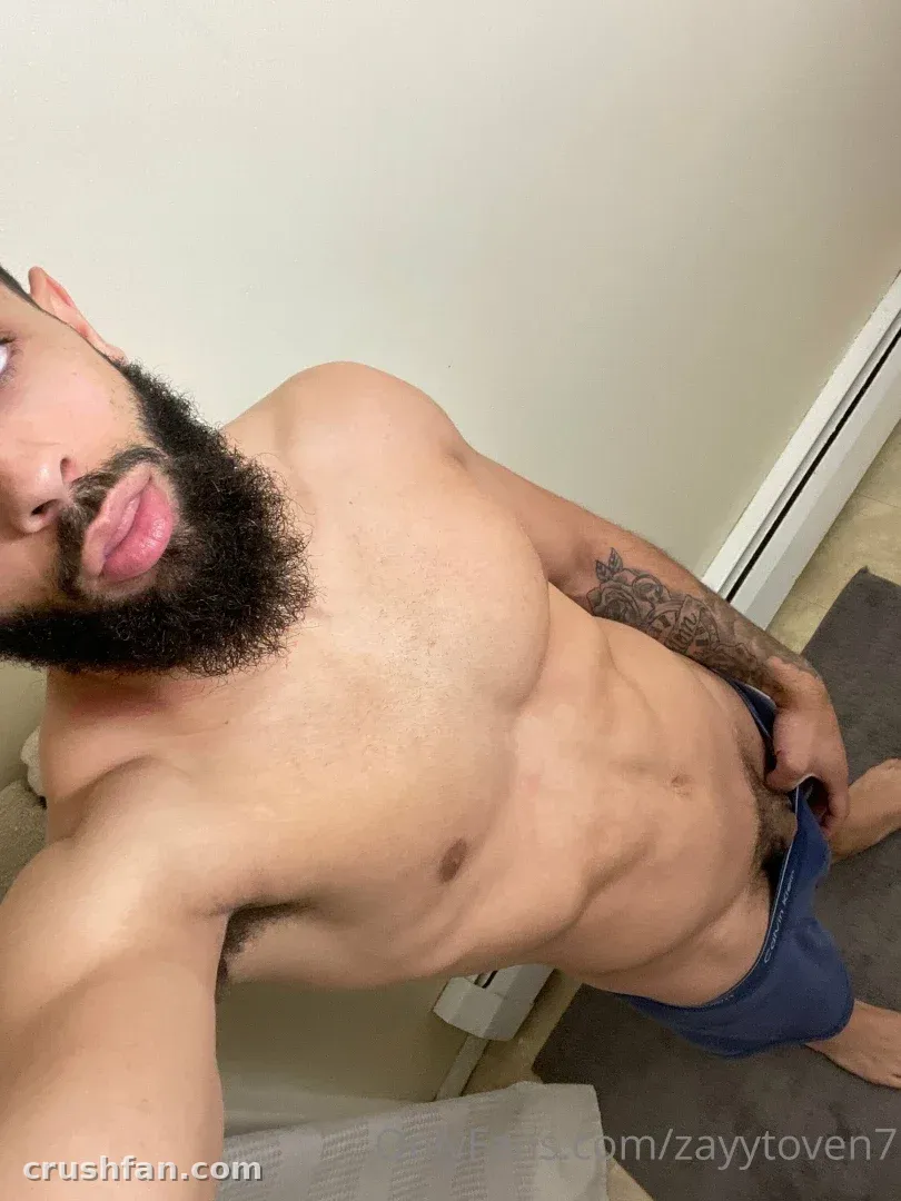 Zayytoven7 nimmt ein oberkörperfreies Indoor-Selfie in blauer Unterhose auf
