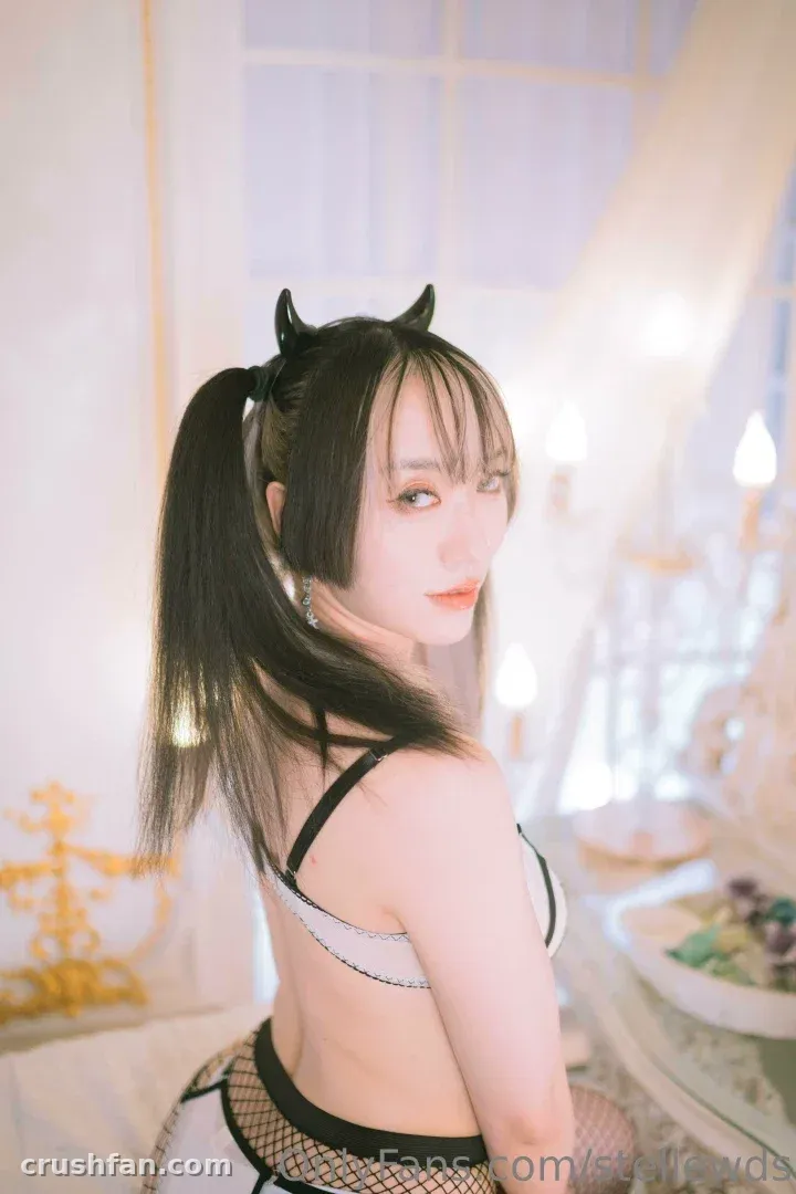 Stellewds com um look claro e acessórios escuros de cabelo em um quarto interno claro