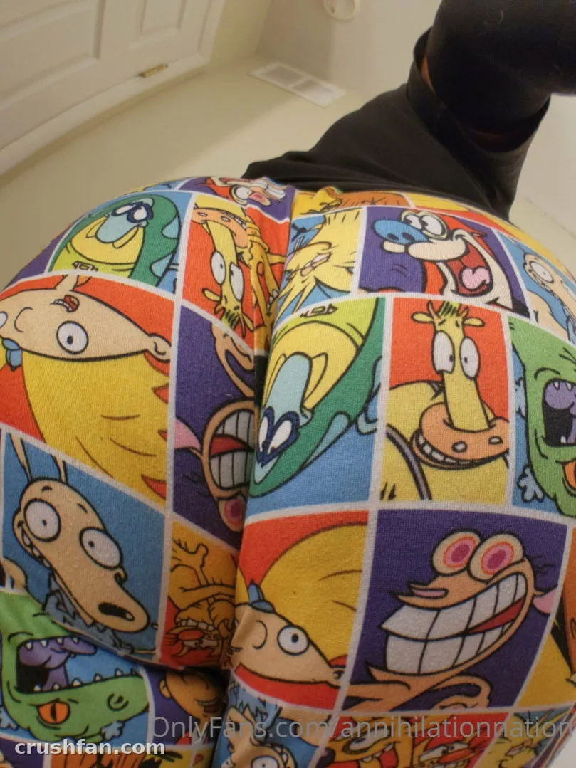 Untersicht auf bunte Leggings mit Cartoon-Print, drinnen getragen
