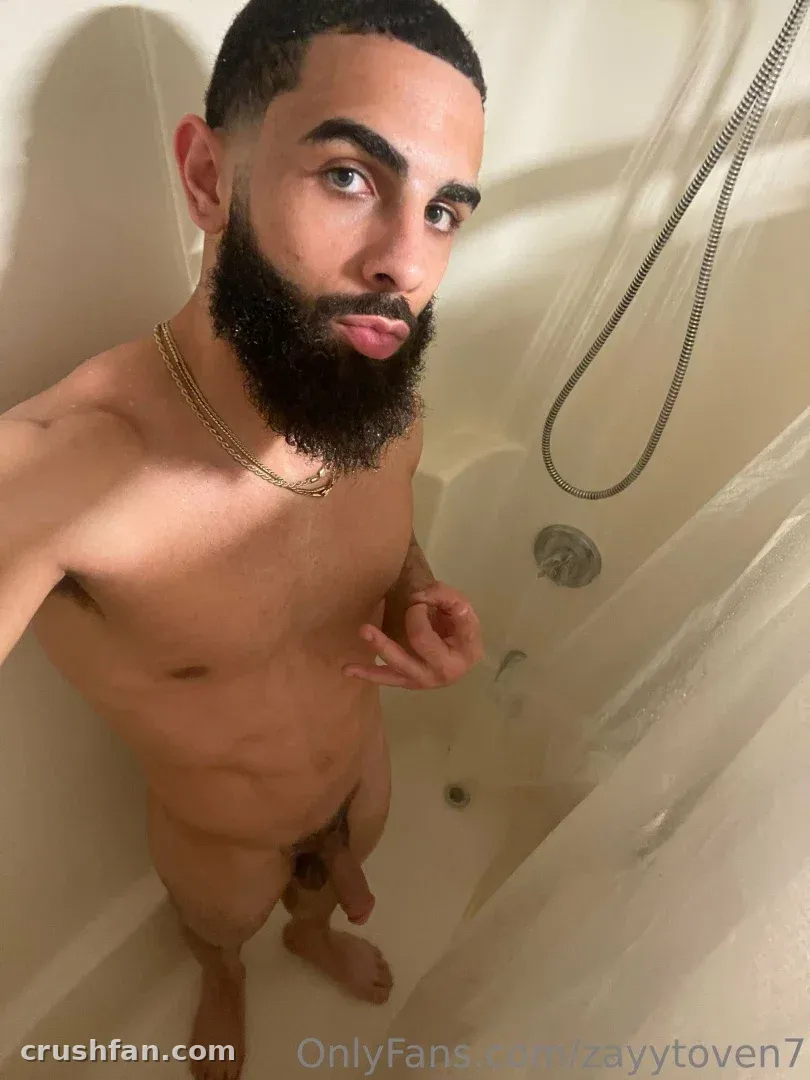 Zayytoven7 nimmt ein Selfie in einer weißen Badewanne mit einer Goldkette.