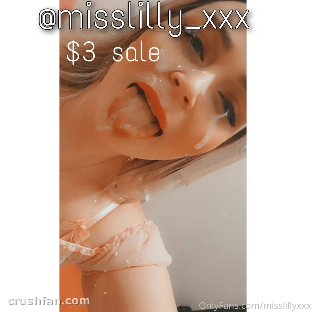 Misslillyxxx com uma blusa de babados cor pêssego, retrato em close-up com luz quente