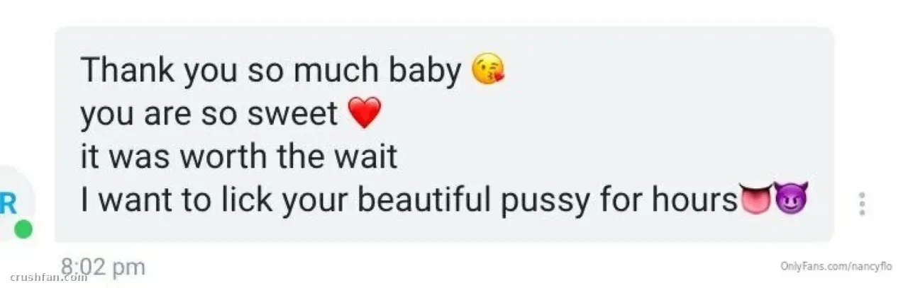 Captura de pantalla de una burbuja de mensaje de fan con emoji y una marca de tiempo