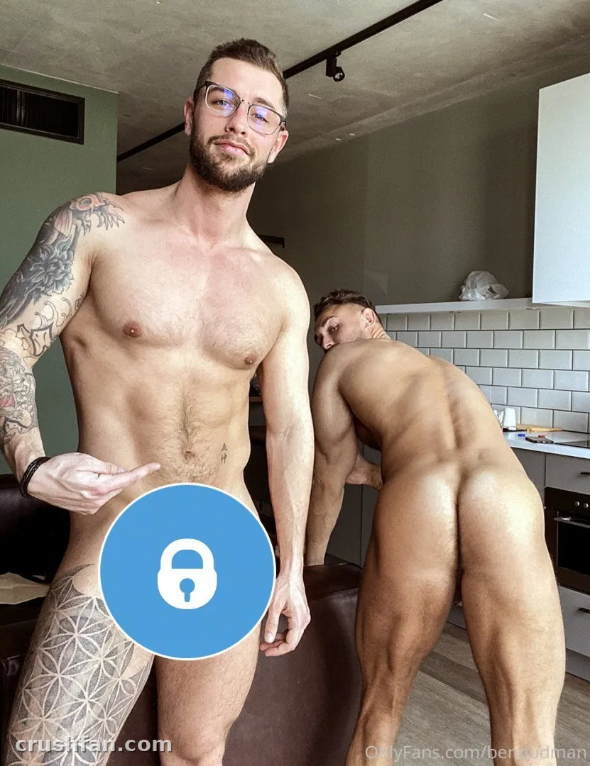 Ben Dudman sem camisa em uma cozinha com um reflexo no espelho e um gráfico de cadeado azul.