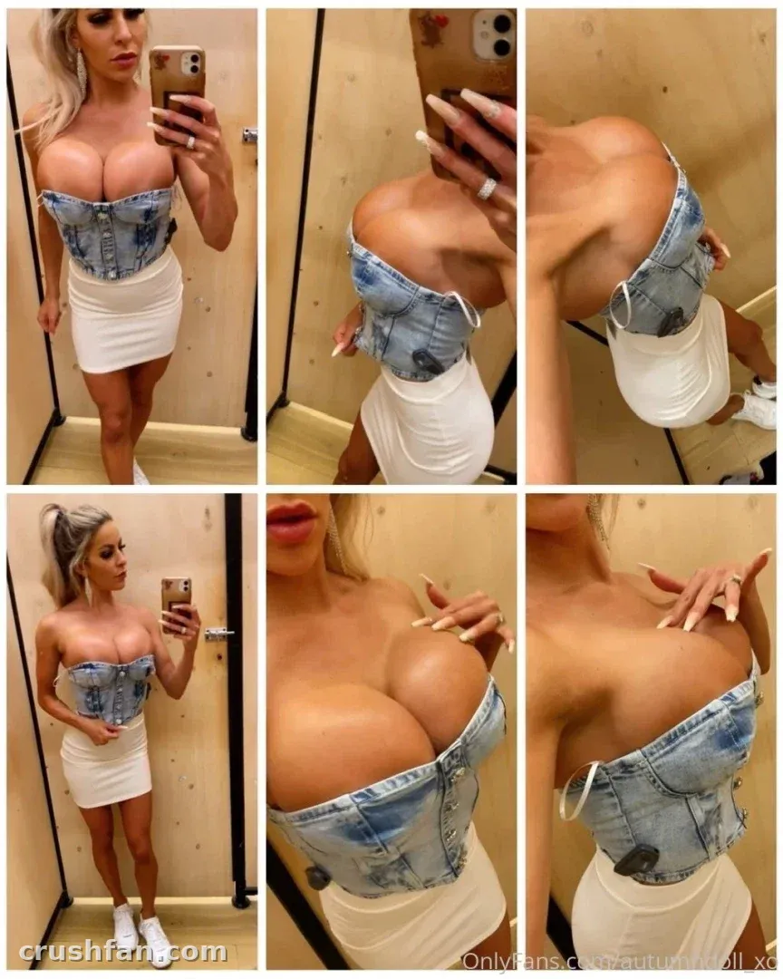 AutumnDoll_xo tirando uma selfie no espelho com um corset jeans e saia branca.