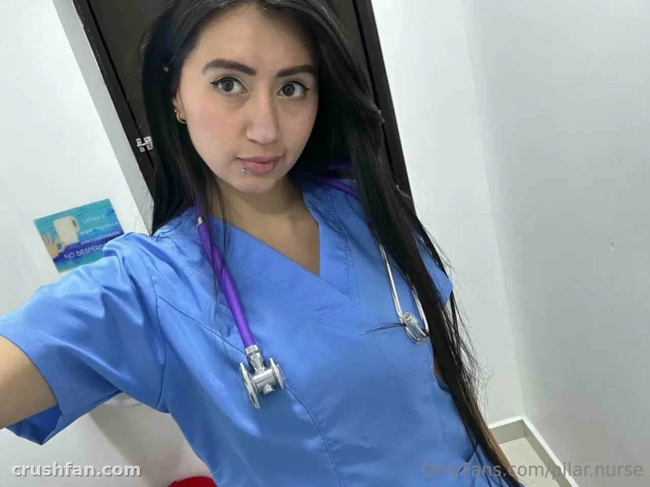 L'infirmière Pilar en tenue bleue avec un stéthoscope violet à l'intérieur