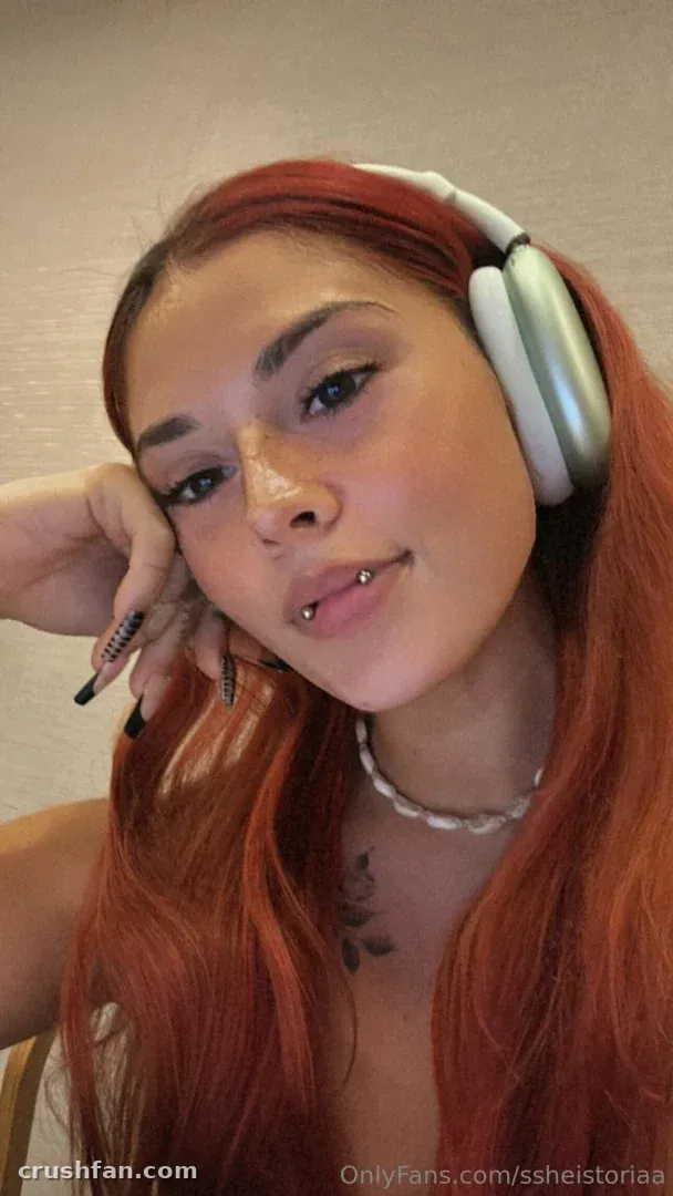 Toria Lorraine делает селфи крупным планом в белых наушниках