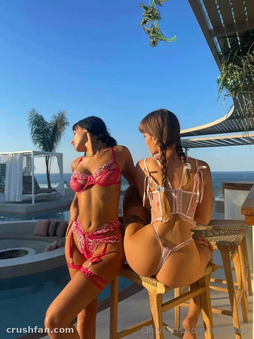 Léa Renez de lingerie rosa em um terraço ensolarado à beira da piscina e do oceano.