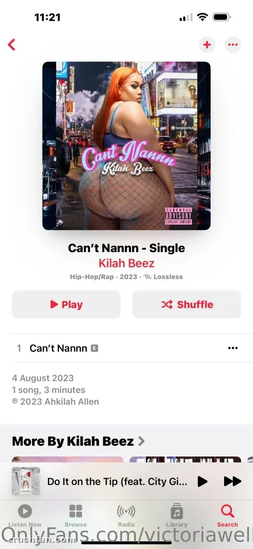 Captura de tela de um aplicativo de música mostrando capa de cidade neon com letras rosa em cursivo