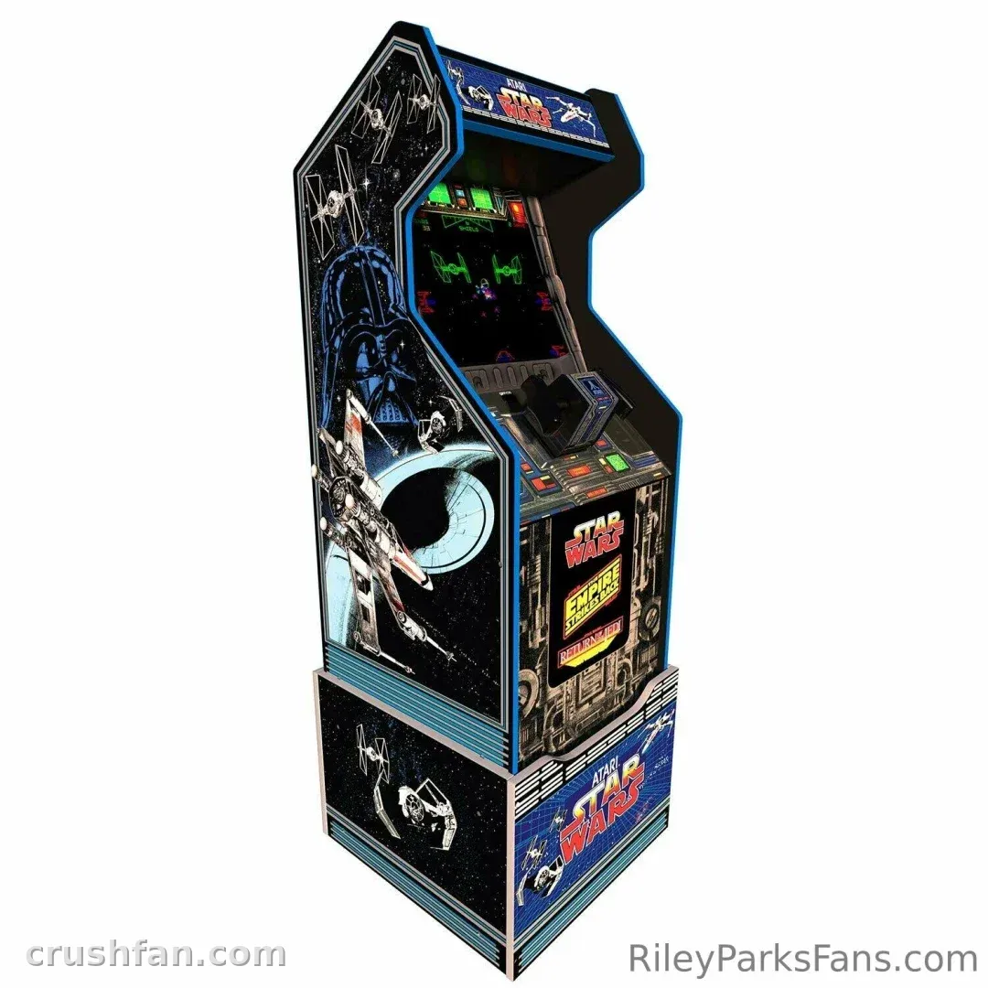 Borne d'arcade vintage avec artwork latéral sur le thème de l'espace sur fond blanc