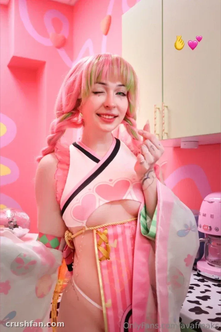 Ava en una habitación temática de corazones rosas con un conjunto pastel y el cabello trenzado