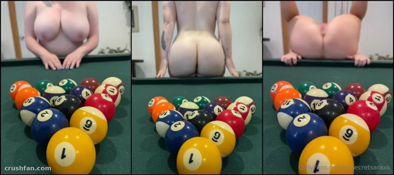 Sara se inclina sobre uma mesa de sinuca verde com um conjunto de bolas de sinuca coloridas no primeiro plano