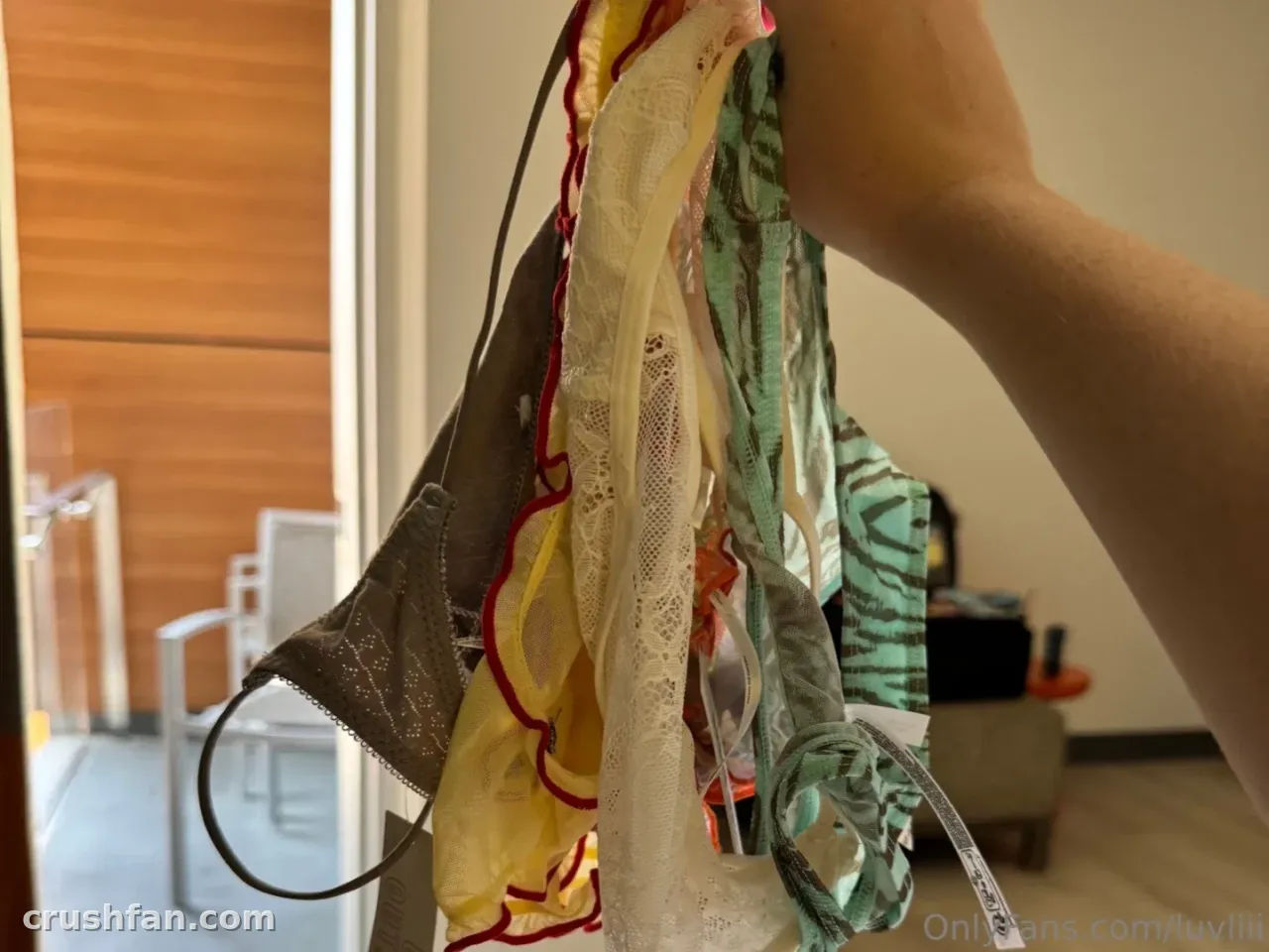 Lin tient un paquet de tissus gris, jaunes, crème et verts à l'intérieur