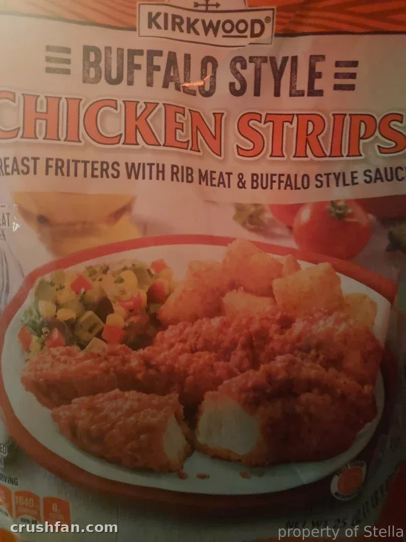 Gros plan d'une étiquette d'emballage de buffalo style chicken strips avec la photo d'un plat dressé