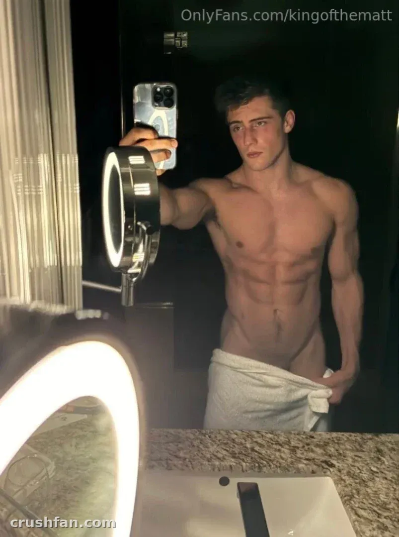 Kingofthematt taking a mirror selfie with a ring light in a dark bathroom
