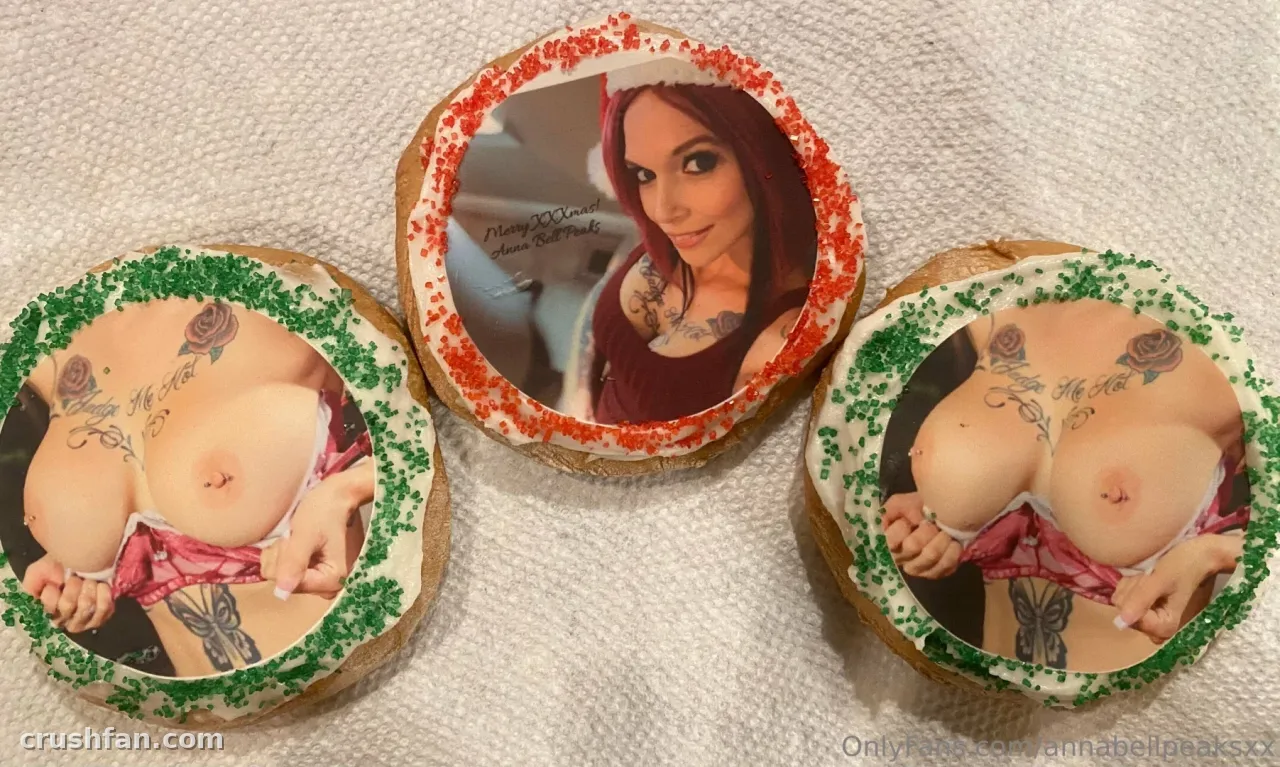 Trois objets ronds décorés de photos sur un tissu blanc doux aux bordures colorées