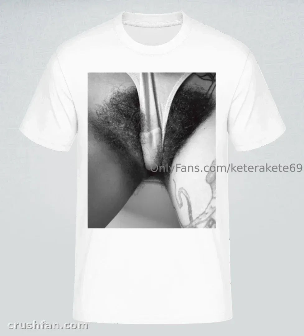 Camiseta blanca con un gran gráfico impreso en blanco y negro sobre fondo gris