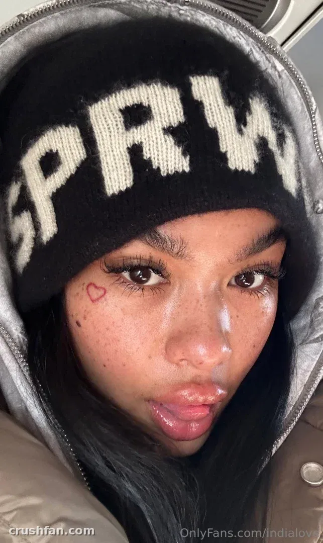 Nahaufnahme-Selfie von India Love in einer schwarzen Strickmütze und grauer Kapuze