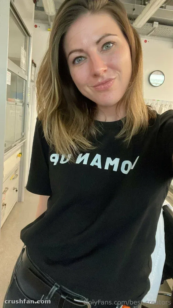 BestCreators com uma camiseta gráfica preta e cinto em ambiente interno