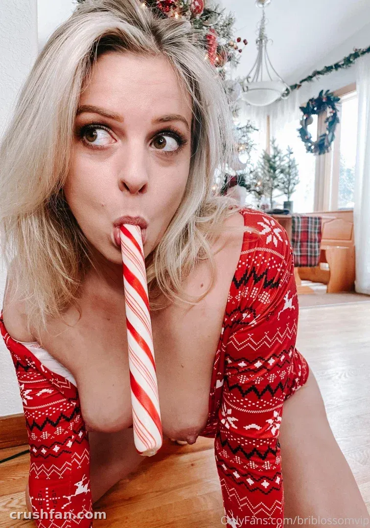 Bri Blossom в красном узорчатом топе с леденцом в праздничной комнате