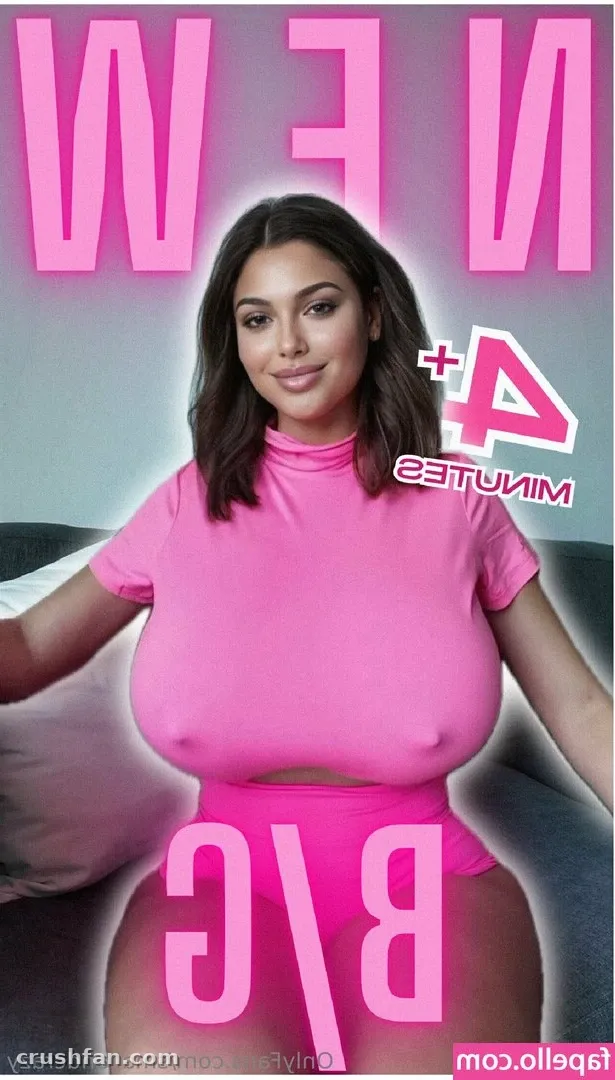 Criadora com um top e shorts rosa sentada em um sofá cinza com letras rosa vibrantes atrás dela