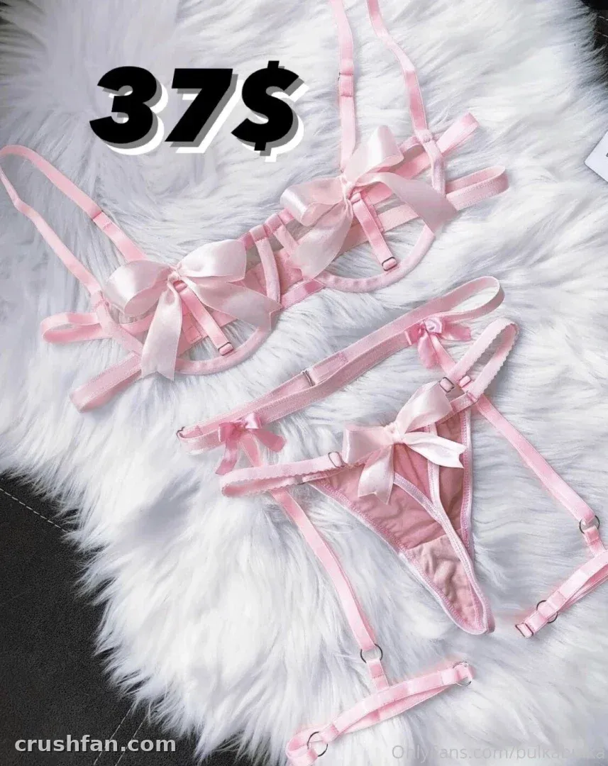 Rosa Strappy-Dessous-Set mit Satinschleifen auf weißem Kunstfell, Preis-Grafik in der Ecke