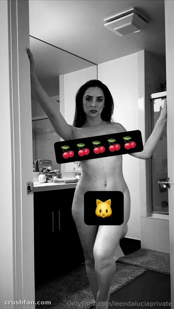 Leenda Lucia posando em uma porta com gráficos de cereja e gato em preto e branco.