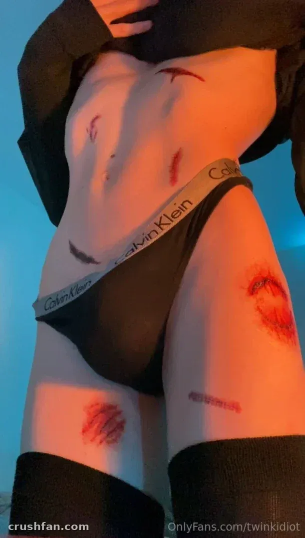 idiot con poca luz, ropa interior negra, calcetines oscuros y marcas rojas en la piel