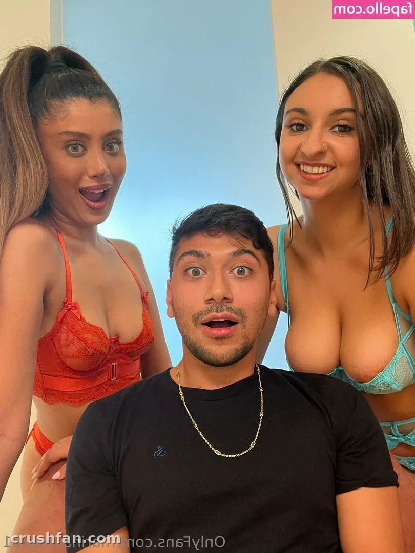 Marina Maya con lencería de encaje azul en una luminosa foto de grupo de interior con otras dos personas.