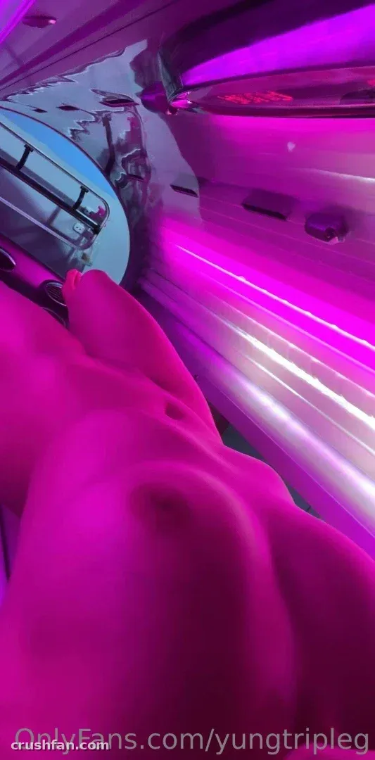 Magenta- und violettes Licht, das bei Nacht in einem Auto reflektiert wird