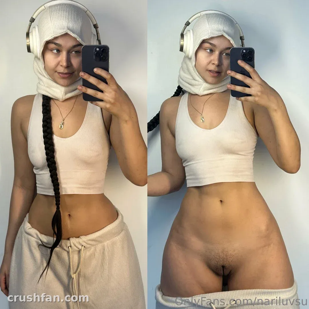 Créatrice en haut court et pantalon crème prenant un selfie dans le miroir avec un casque audio