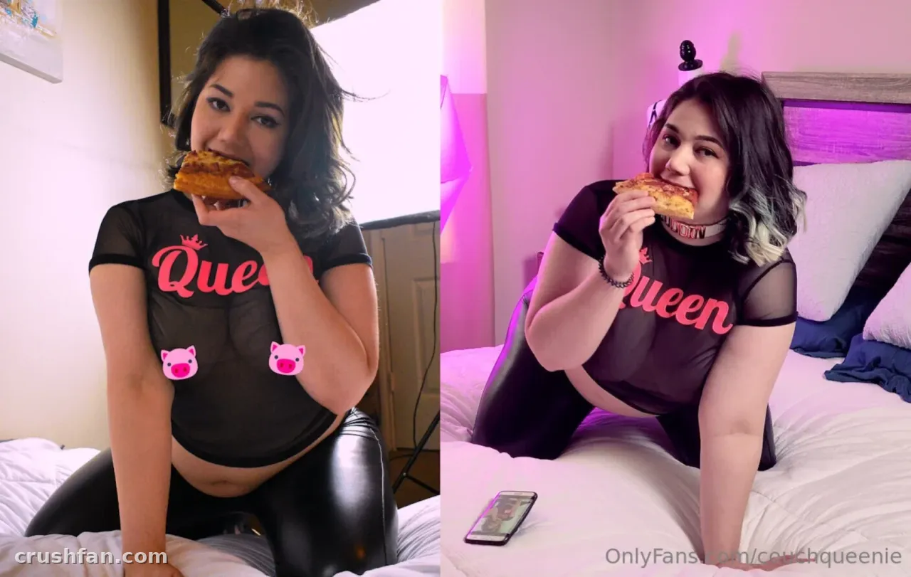 CouchQueen in einem transparenten schwarzen Top und Leggings, lächelnd mit Pizza auf einem Bett.