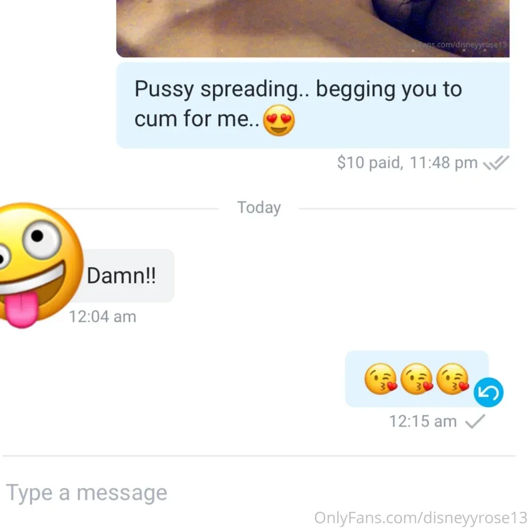 Captura de tela de uma conversa de aplicativo de mensagens com respostas de emojis e um link da plataforma de criadores.