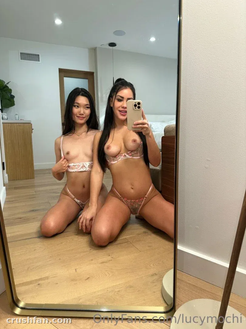 Alina Lopez стоит на коленях в кружевном белье для зеркального селфи в светлой комнате