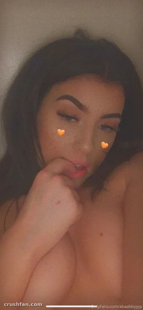 Alyssa babyyy mit Herzstickern auf den Wangen in einem warmen Indoor-Selfie