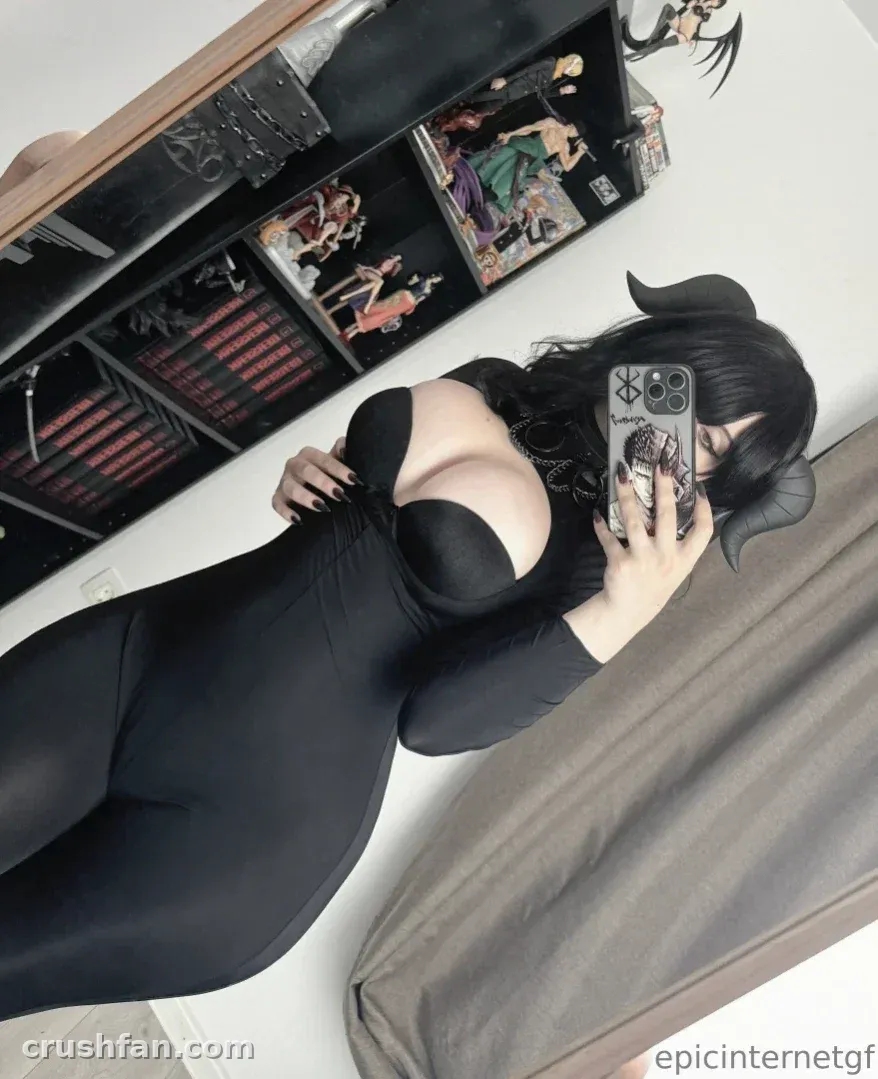 Anna in einem schwarzen Cosplay-Outfit beim Spiegel-Selfie in Innenräumen
