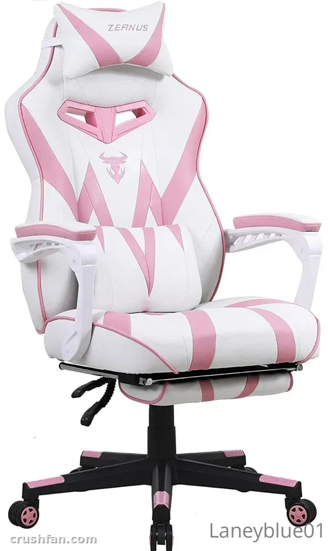 Cadeira gamer branca e rosa com almofadas sobre um fundo de estúdio claro.