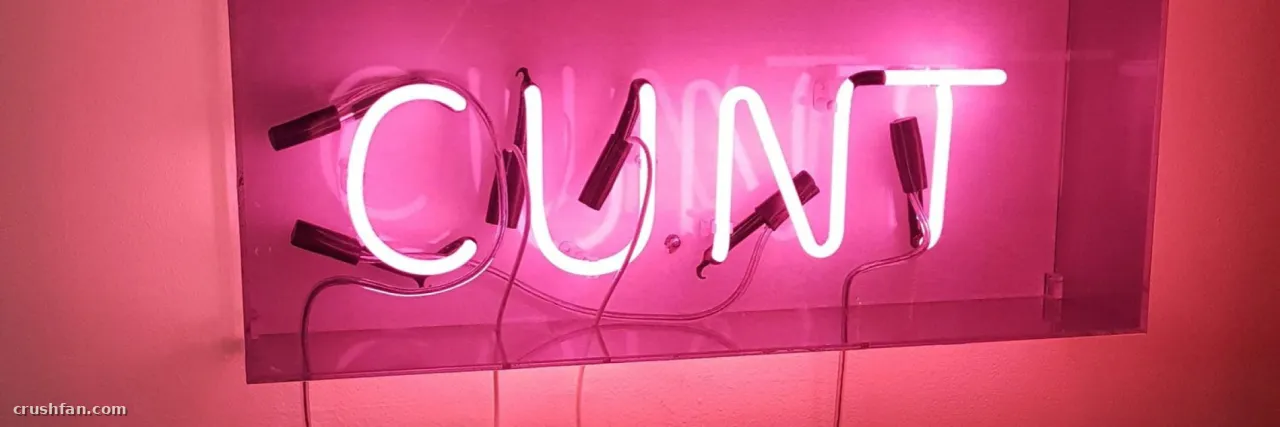 Letrero de neón blanco resplandeciente sobre un panel transparente contra un fondo rosa.