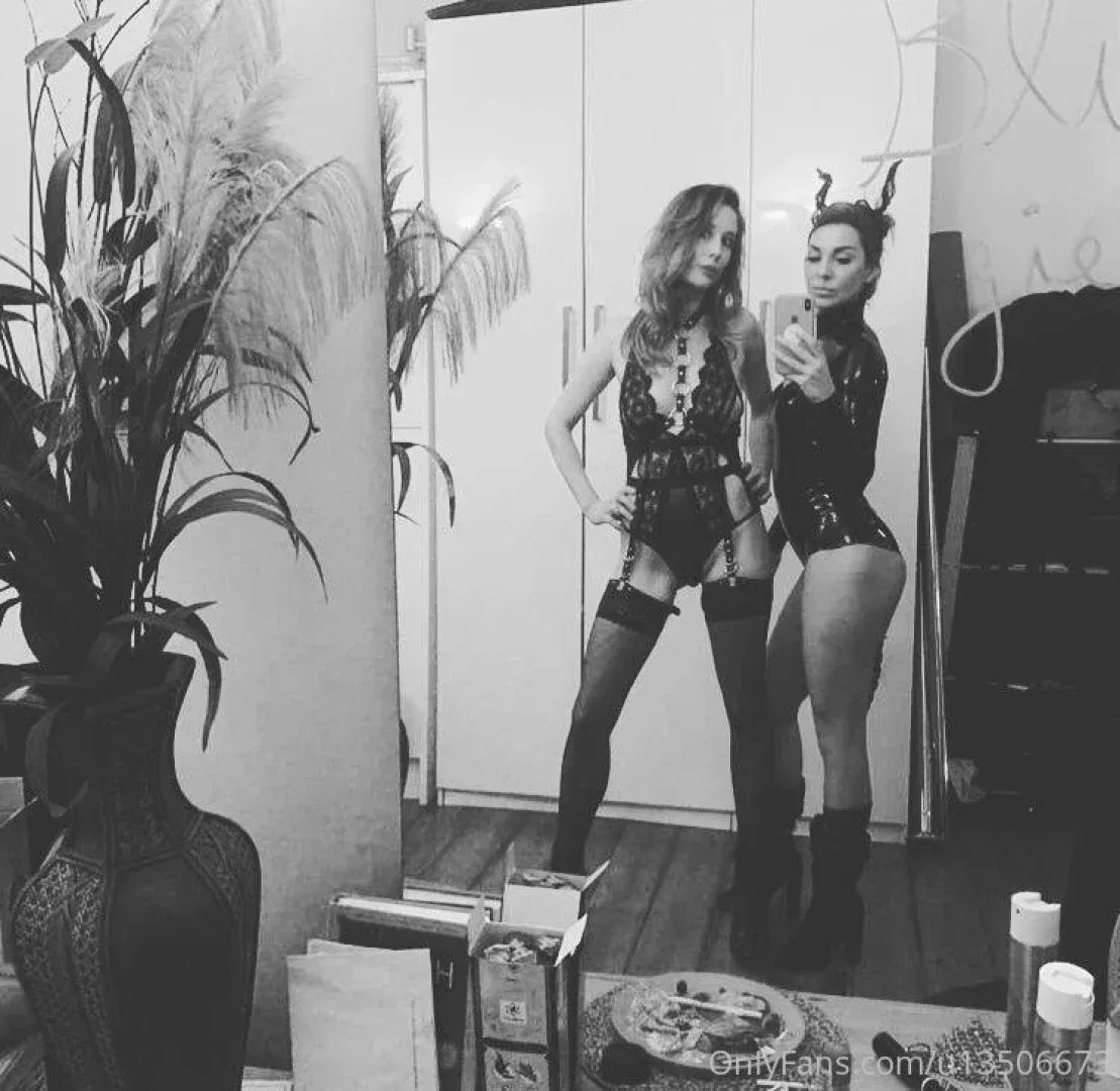 Selfie miroir en noir et blanc de Roxy Fox en body en dentelle et bas en intérieur