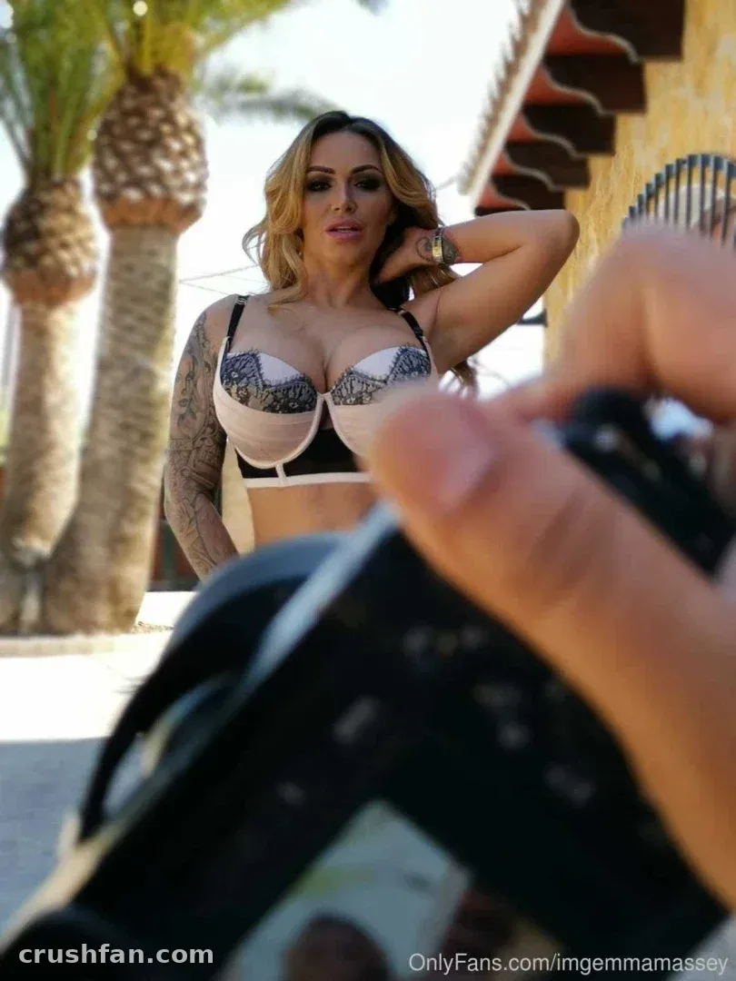 Gemma Massey-Taylor al aire libre con un sujetador en blanco y negro y palmeras detrás de ella.
