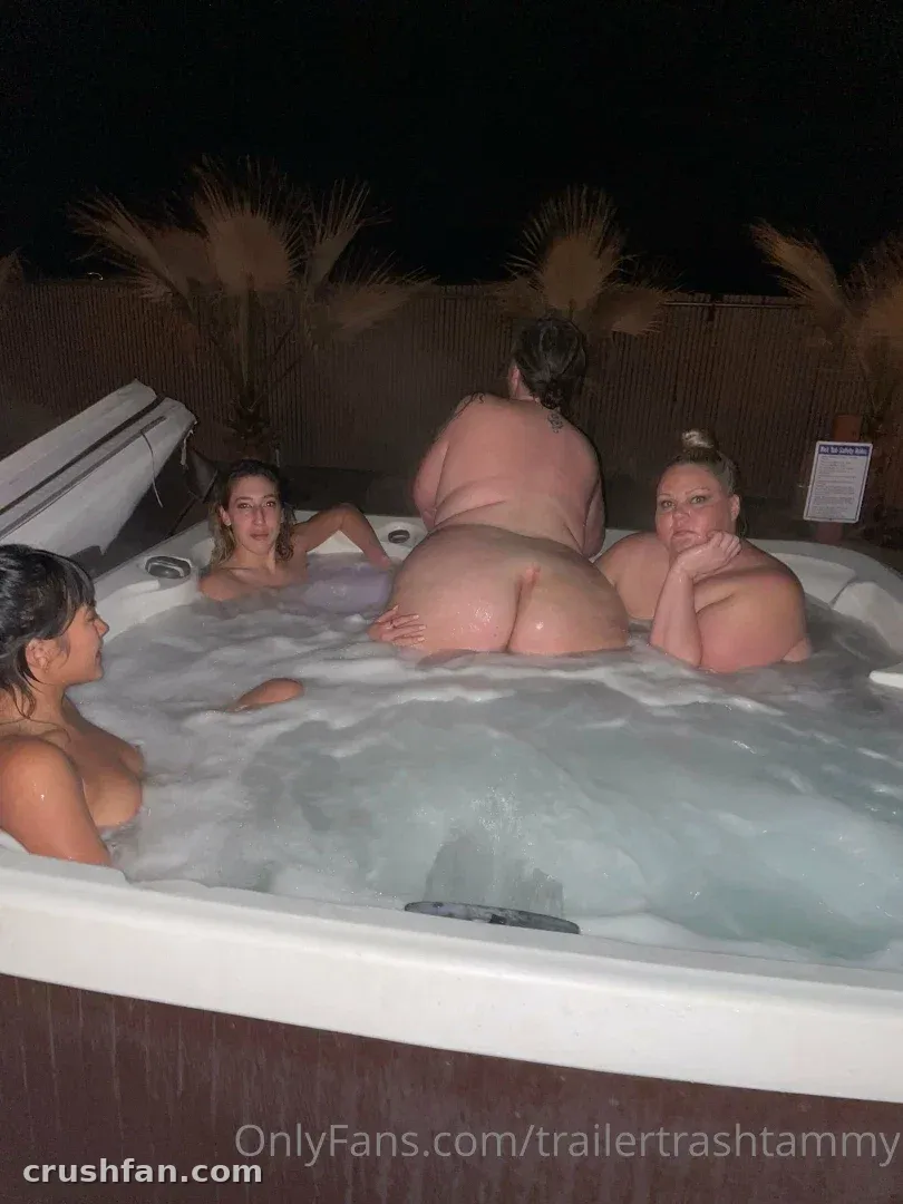 Chelcie Lynn dans un bain à remous la nuit avec d'autres femmes