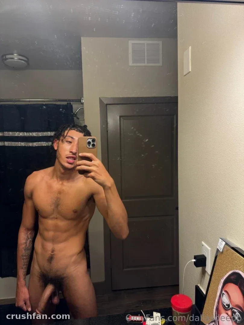 Dallas macht ein Spiegel-Selfie in einem sanft beleuchteten Innenraum