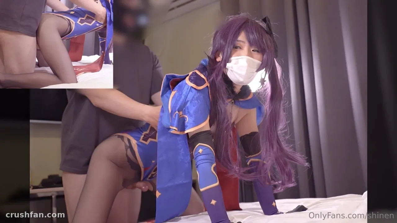 Haru com um traje de cosplay azul e máscara branca sobre roupa de cama branca em ambiente interno