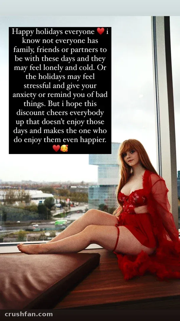 Creator in roter Dessous und durchsichtigem Morgenmantel, der an einem Fenster mit Stadtblick und einem Feiertags-Text-Overlay sitzt.
