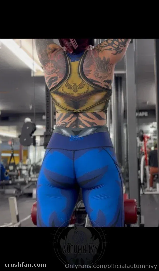 Autumn Ivy from behind in a gym wearing a yellow sports bra and blue leggings
