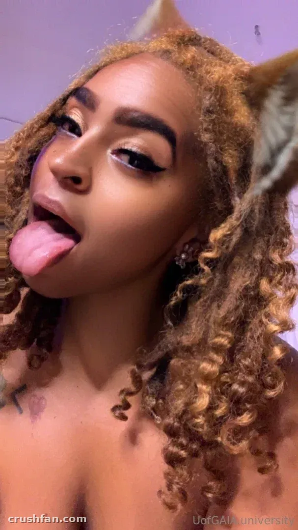 La professeure GAIA avec des cheveux bouclés et des oreilles d'animal sur un fond lavande.