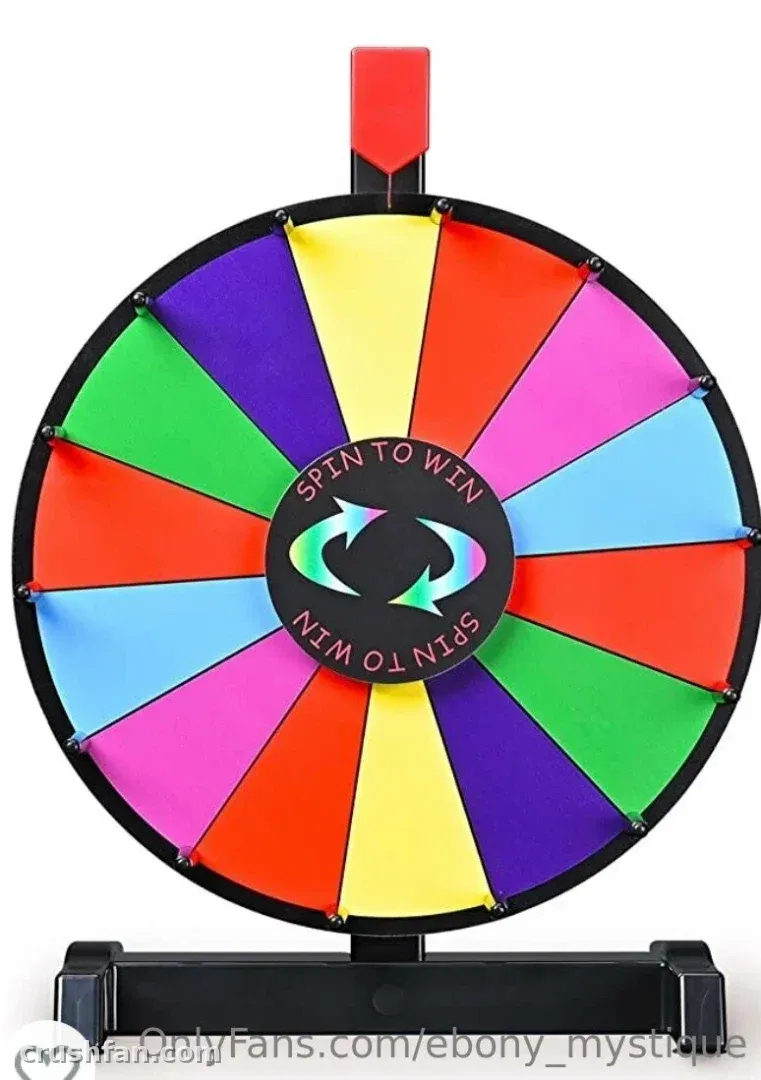 Colorida ruleta de premios con segmentos multicolores y un disco central negro de spin to win sobre una base