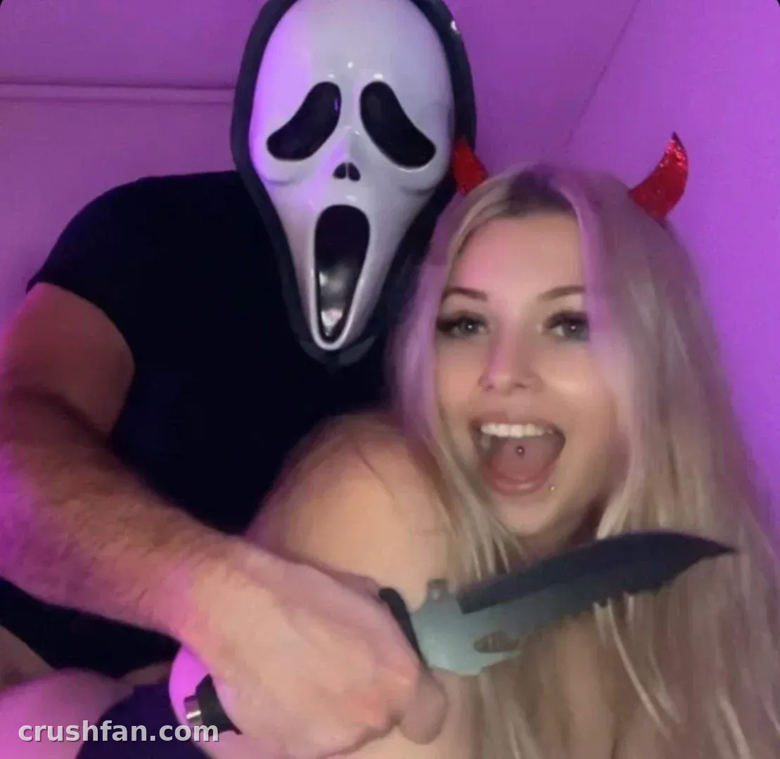JessBabyy avec des cornes de diable à côté d'une silhouette masquée en fantôme dans une lumière violette