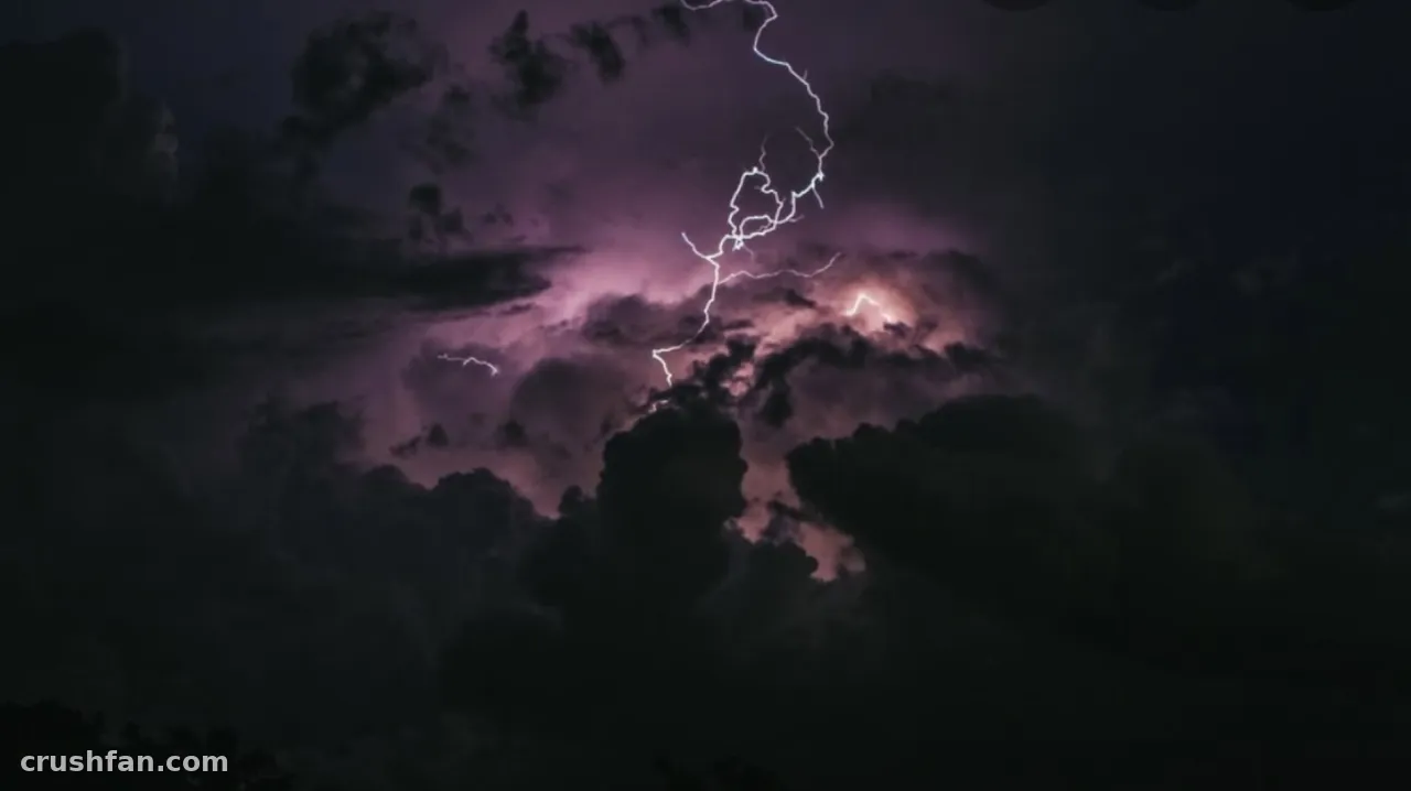 Céu escuro e tempestuoso com nuvens roxas e um raio brilhante