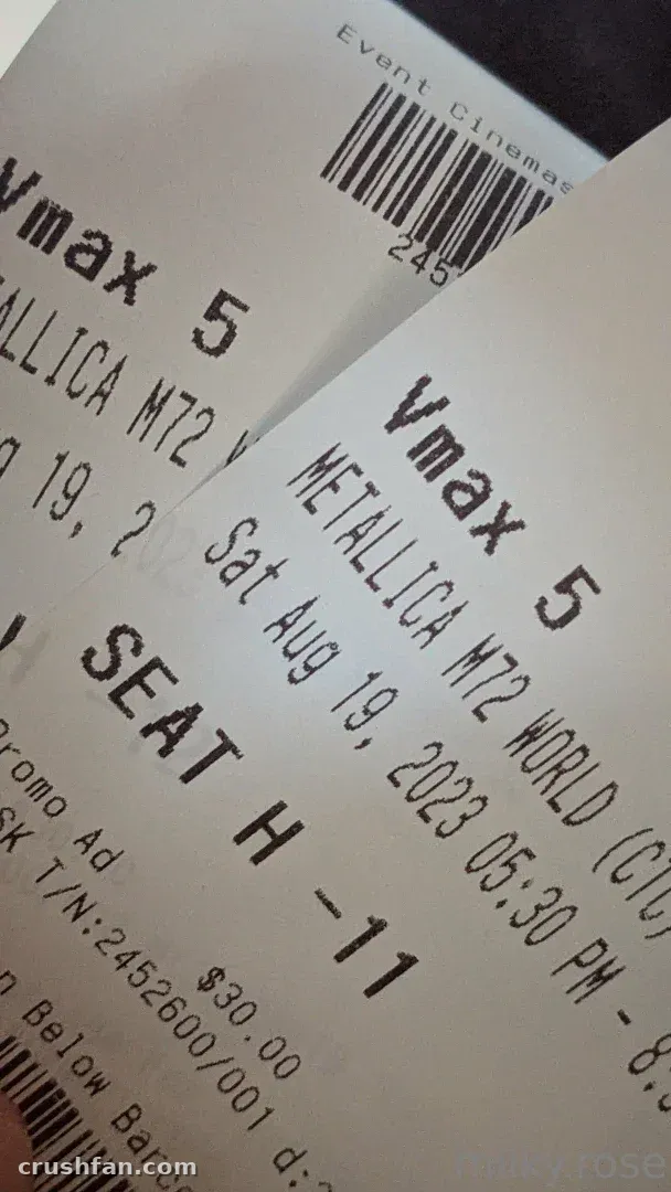 Gros plan de deux billets de cinéma imprimés tenus en biais