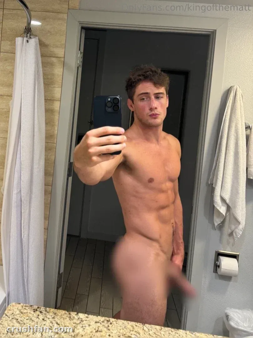 Spiegel-Selfie in einem gefliesten Badezimmer mit einem weißen Handtuch und Duschvorhang